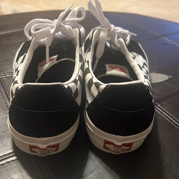 Vans men’s sneakers. Preowned but worn only one time. Size 8.5. NO BOX. - Picture 4 of 6